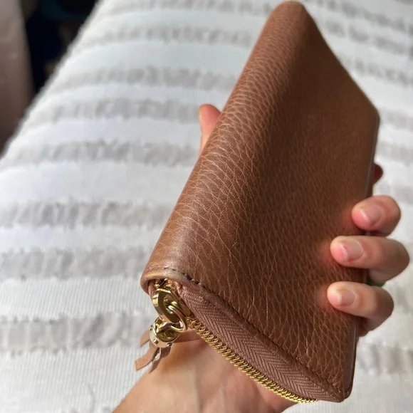 Authentic Gucci- Metallic Pebbled Calfskin SoHo Zip Around Leather Wallet - Picture 4 of 8